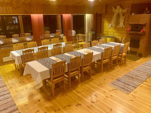黑诺拉Villa Rapakivi的一间带桌椅和壁炉的用餐室