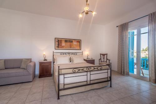 Pachaina阿斯特拉奥旅馆的一间卧室配有一张床和一张沙发