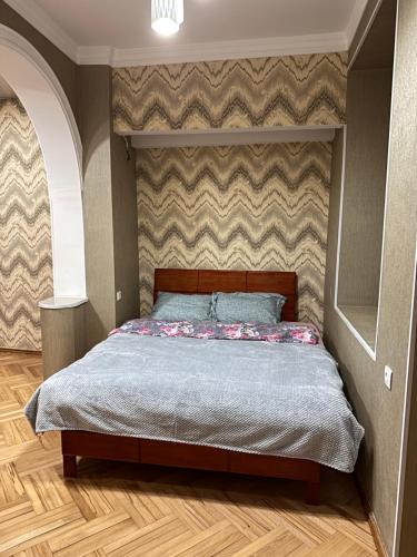 第比利斯KING SUITE APARTMENT lN TBILISI的一间卧室配有一张带床头板的床