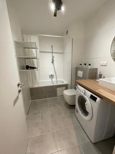 维也纳#Family & Friends# Ruhig, grün, gleich in der City的浴室配有卫生间水槽和洗衣机。