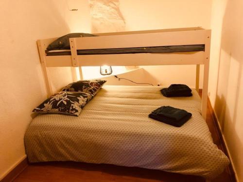 罗亚Chaîne des puys chez William的一间小卧室,配有带枕头的双层床