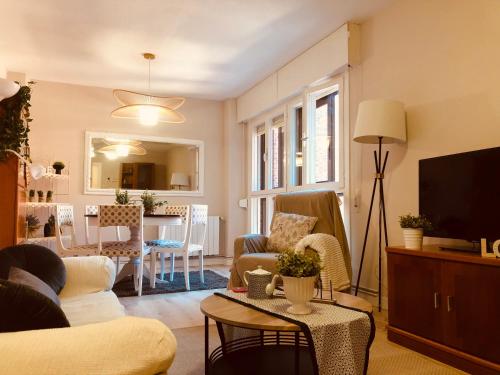 桑坦德Precioso apartamento en Los Castros的带沙发、电视和桌子的客厅