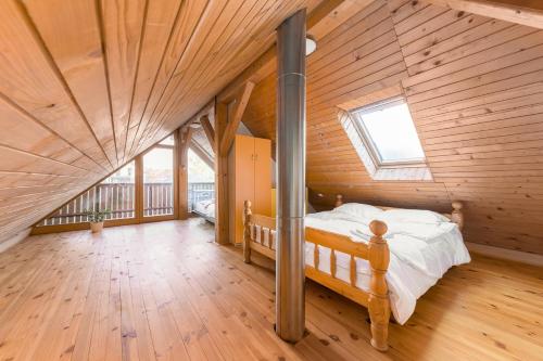 克拉尼Svisla的木屋内的卧室配有一张床