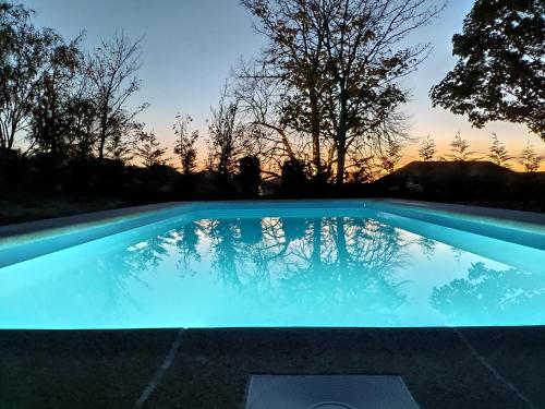 奥利维拉多霍斯比托Quinta Chão da Bispa的一座享有日落美景的游泳池