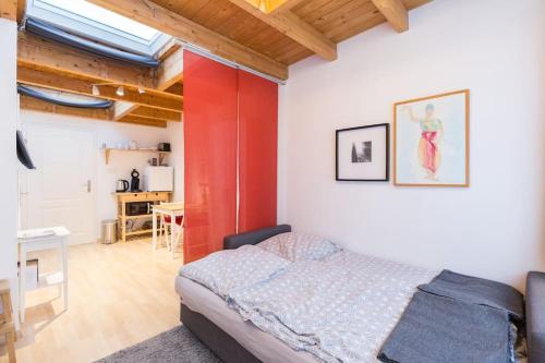 布吕尔Apartment Wilhelmstr für bis zu 3 Personen的一间卧室设有一张床和红色的墙壁