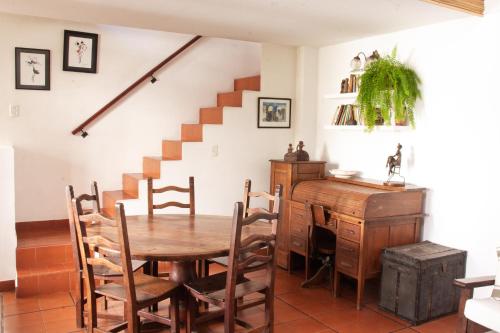 FloridaCalida casa ph, con patio的一间带桌子和楼梯的用餐室
