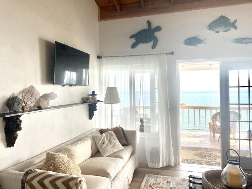 Gregory TownBlue Love Point 3BR home的带沙发的客厅,享有海景
