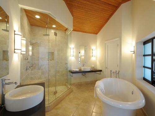 总督港Sky Beach Club Bungalow cabin的带浴缸、淋浴和盥洗盆的浴室