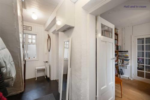 哈纳弗约德尔Private room in Hafnarfjordur的一间拥有白色墙壁和白色门的房间