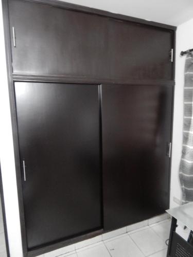 布卡拉曼加Excelente ubicación的厨房里有一个大型的黑色冰箱
