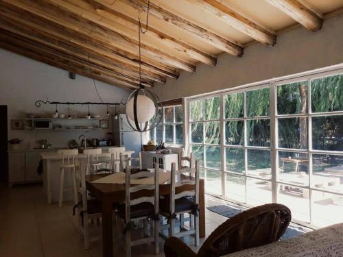卢汉德库约Casa Ramal的一间带桌子和一些窗户的用餐室