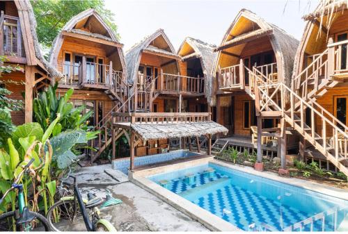 吉利特拉旺安深宅简易别墅旅馆的一座带游泳池的度假村,位于一座建筑前