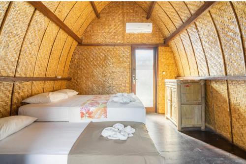 吉利特拉旺安深宅简易别墅旅馆的竹屋中带两张床的房间