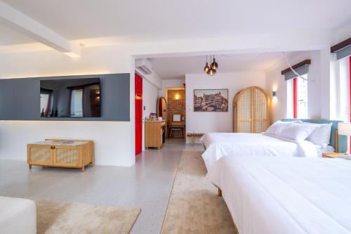 胡志明市Leiden Homestay&Cafe'的一间带两张床的卧室和一间客厅