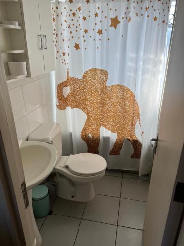 奇廉Apart Hotel Chillan - Home Cozy - Empresas - Factura - Aire acondicionado的一间带卫生间和大象淋浴帘的浴室