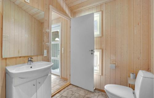 比戈Awesome Home In Vig With 3 Bedrooms And Wifi的浴室配有白色水槽和卫生间。