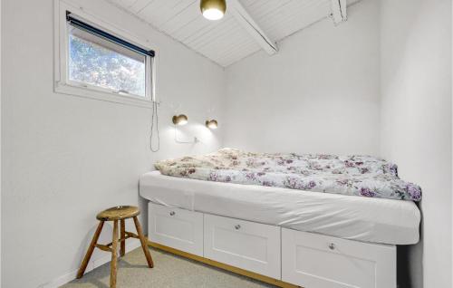 霍尔拜克Amazing Home In Holbk With Wifi的窗户和凳子的房间的一张床位