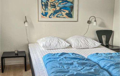 古兹耶姆Kbmandsgrden的一间卧室配有一张带两个枕头的床