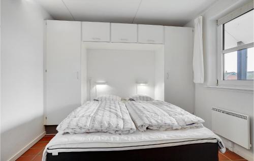凡岛Lejl, 226 St,的卧室配有带白色墙壁和窗户的床