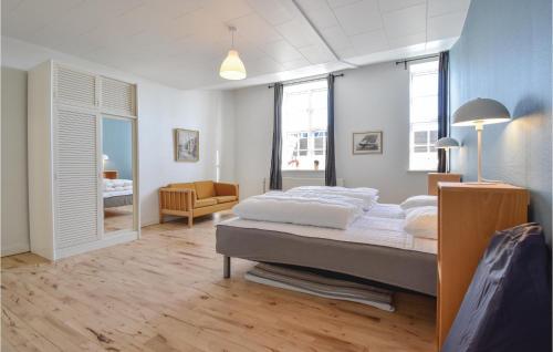博恩瑟Det Gamle Gasvrk的一间带一张大床的卧室,位于带窗户的房间内
