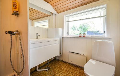 伦德Stunning Home In Rnde With Wifi的一间带卫生间、水槽和窗户的浴室