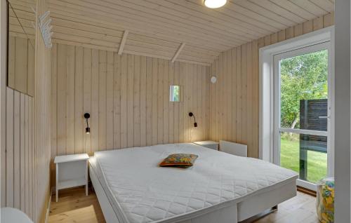 凯隆堡Stunning Home In Kalundborg With Wifi的一间带床的卧室,位于带窗户的房间内