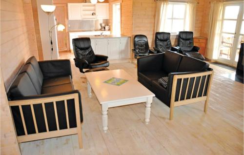 斯考比Nice Home In Sydals With Wifi的带沙发和桌椅的客厅