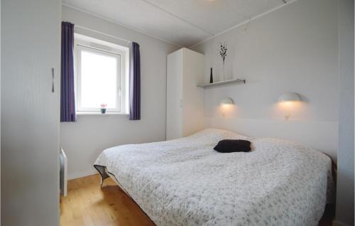 EmmerlevNice Home In Hjer With Kitchen的白色的卧室设有床和窗户