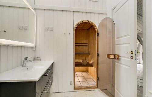 耶鲁普Steenbo的一间带水槽的浴室和通往厨房的门