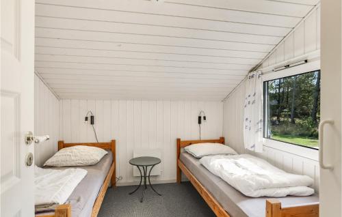 耶鲁普Steenbo的小型客房 - 带2张床和窗户