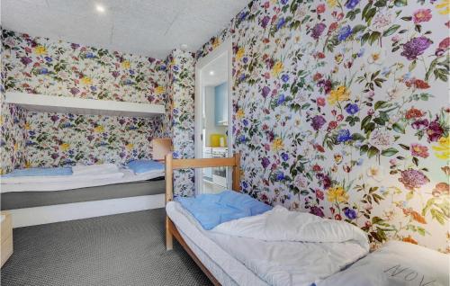 罗莫柯克比Cozy Apartment In Rm With Kitchen的一间卧室配有两张双层床,装饰有花卉壁纸