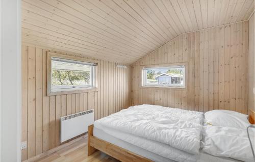 布拉万德Rino的卧室配有床,位于带2个窗户的房间