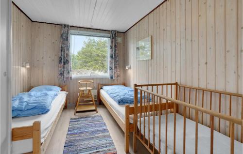 博利尔马克Cozy Home In Rm With Wifi的一间带两张双层床的卧室和楼梯