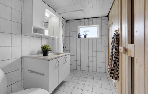 博利尔马克Cozy Home In Rm With Wifi的白色的浴室设有水槽和卫生间。