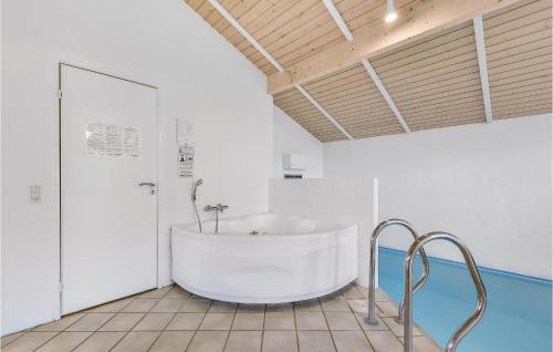 森讷比Beautiful Home In Juelsminde With Indoor Swimming Pool的一间白色浴室,内配浴缸