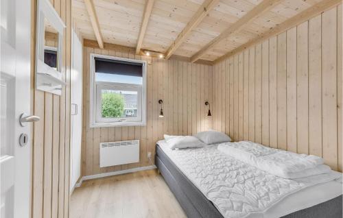 森讷比Beautiful Home In Juelsminde With Indoor Swimming Pool的一间带床的卧室,位于带窗户的房间内