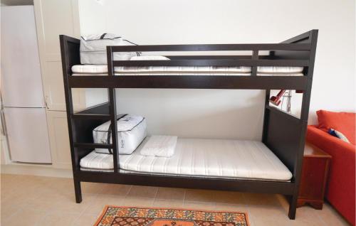 福堡Cozy Apartment In Faaborg With Wifi的一张黑色双层床,配有白色枕头
