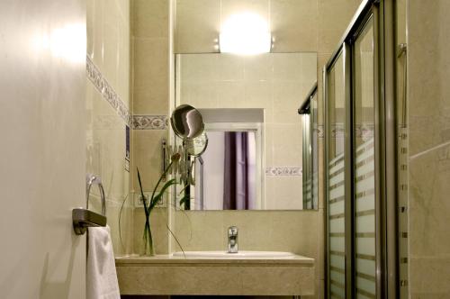 圣克鲁斯庭院酒店的一间浴室