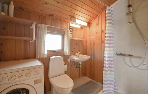 Nørre LyngvigAwesome Home In Hvide Sande With Kitchen的浴室配有卫生间、盥洗盆和洗衣机。