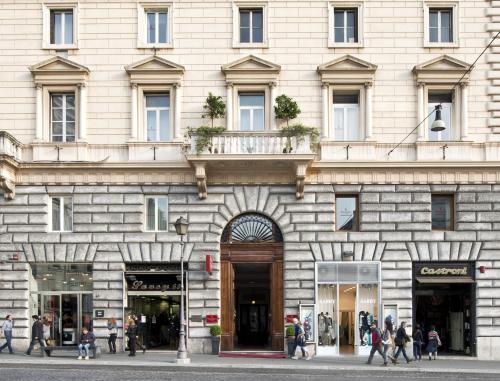 罗马Vibe Nazionale的一座建筑,前面的人在步行