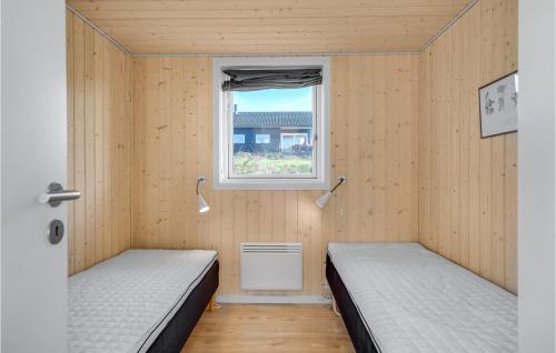 Brunshuse2 Bedroom Gorgeous Home In Haarby的带窗户的客房内的两张床