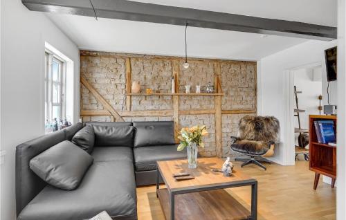 斯文堡Nice Home In Svendborg With Wifi的客厅配有真皮沙发和桌子