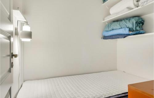赫尔辛格Beautiful Apartment In Helsingr With Wifi的小房间设有一张床和一个衣柜