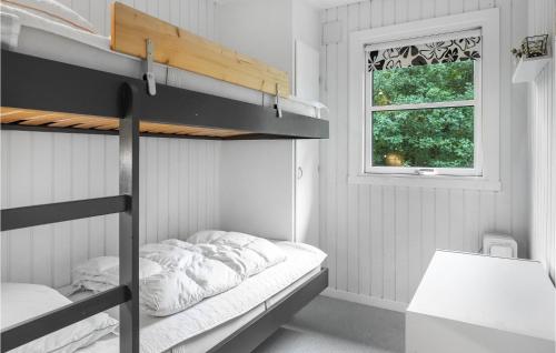 贝德加德Sptten的一间卧室配有双层床和窗户。