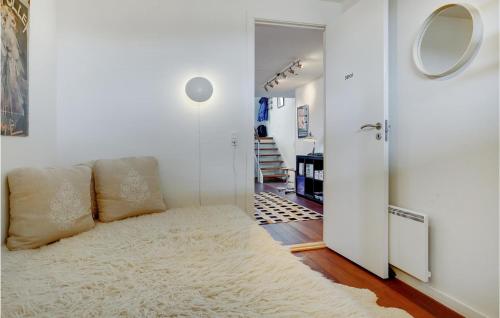 格罗斯滕Merkur的白色的客厅配有沙发和镜子