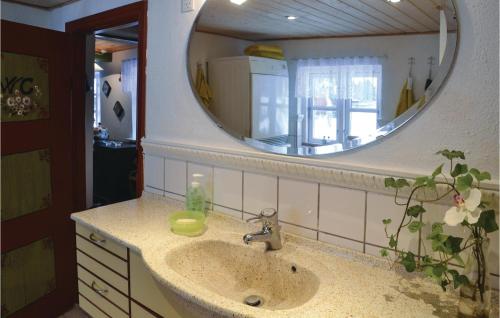 吉弗Lovely Home In Give With House A Panoramic View的一间带大镜子的盥洗盆的浴室