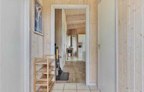 福堡Nice Home In Faaborg With Kitchen的木镶板走廊和房子的楼梯