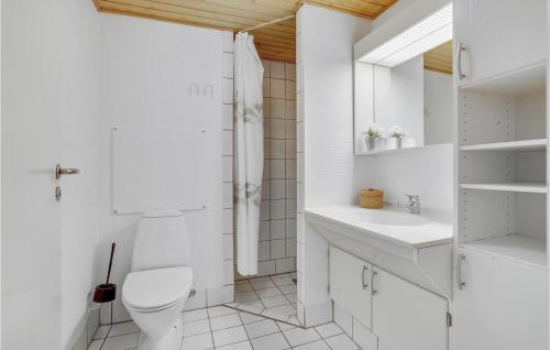 凡岛Lejl, 302, 1, Sal的白色的浴室设有卫生间和水槽。