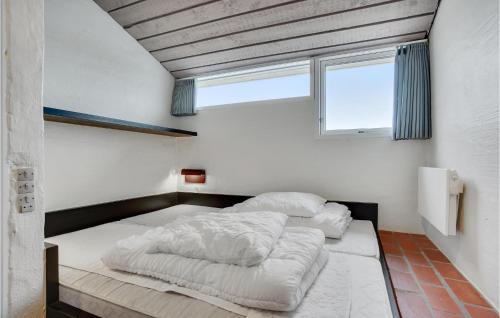 布罗斯特Feriehotel Tranum Klit的带窗户的客房内的两张床