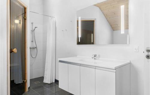 克兰尼茨Beautiful Home In Rdby With Wifi的白色的浴室设有水槽和镜子